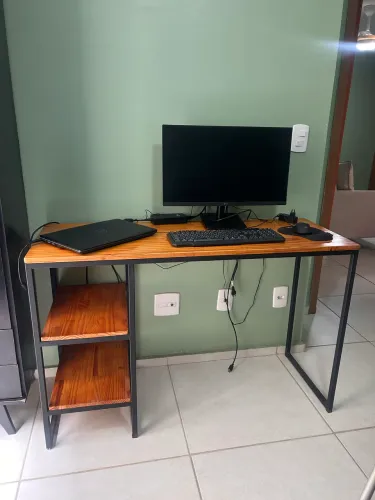 Vendo mesa de estudo em madeira e metalon