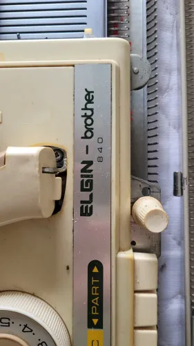 Máquina de tricô Elgin Brother com frontura