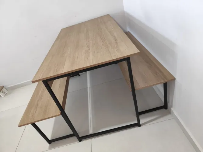 Conjunto de mesa e bancos tipo industrial