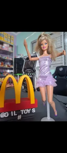 Boneca Barbie toda articulada com vestido e sapatos lilás 