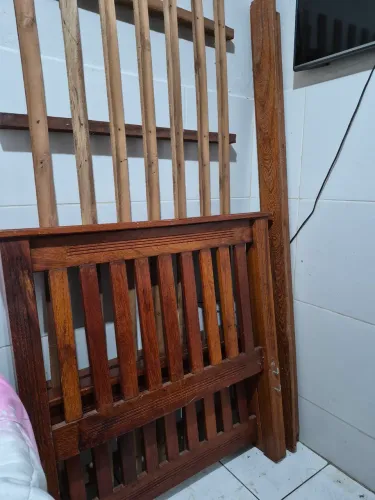 Cama de Solteiro de Madeira Maciça - Resistente e em Bom Estado