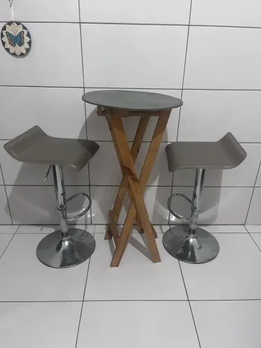 Jogo mesa e banquetas bistrô