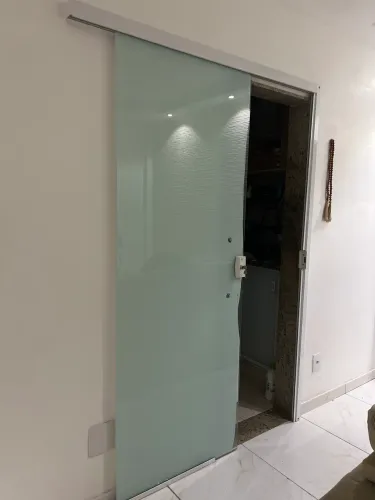 Porta blindex com puxador 