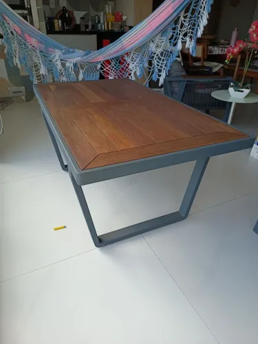 Mesa de varanda madeira e aço.