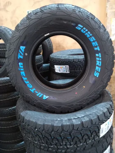 Pneu 265/70 aro 16 AT com letras brancas marca SUNSET. R$ 780,00