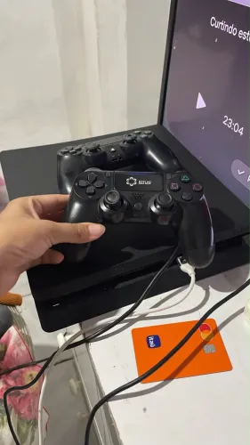 PS4 com dois controles e jogos on-line