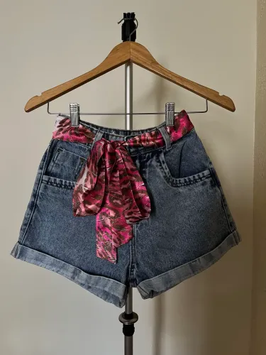 Shorts jeans "hot Pants". Tam. 36. Marca: "Mellody". Acompanha faixa de oncinha rosa flúor