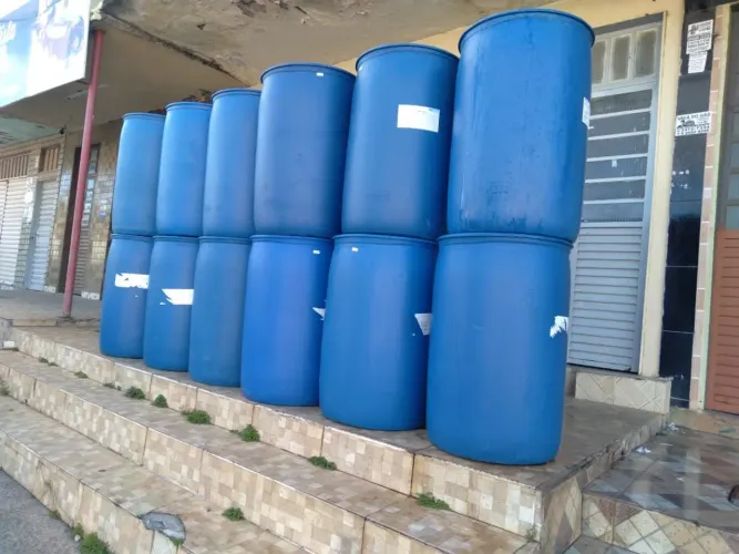 Vendo tambor de plástico 200 litros para flutuante; cocheira e outros.