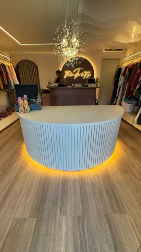 Móvel central em marcenaria com Led