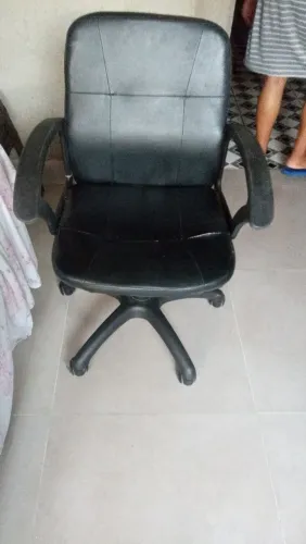 Cadeira com rodinhas (tem 2 razuras na cadeira )