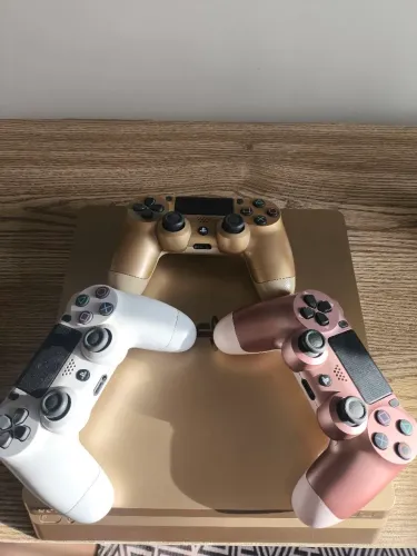PS4 Slim Gold 1 Tb, 3 controles