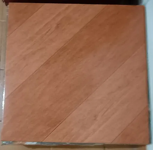 Vendo 2 caixas de piso  + 4 avulsos. Tamanho 46x46. R$ 55,00