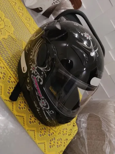 Capacete pouco usado por mulher em perfeito estado de conservação 
