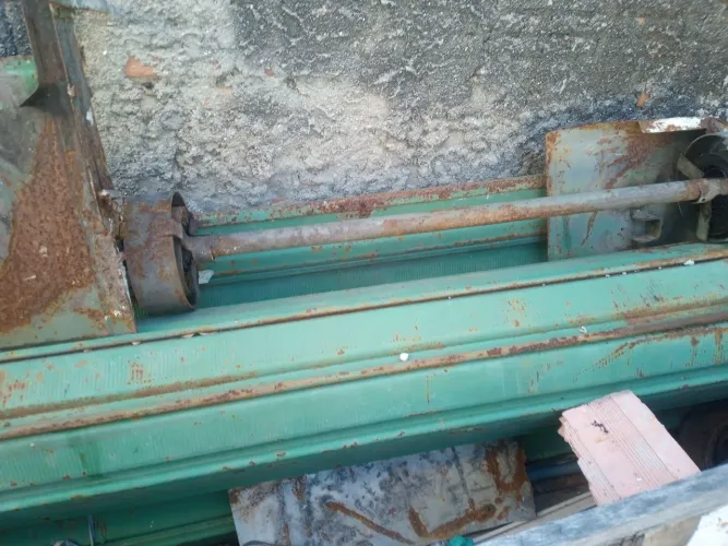 Porta de aço com molas eixo e pandeiras