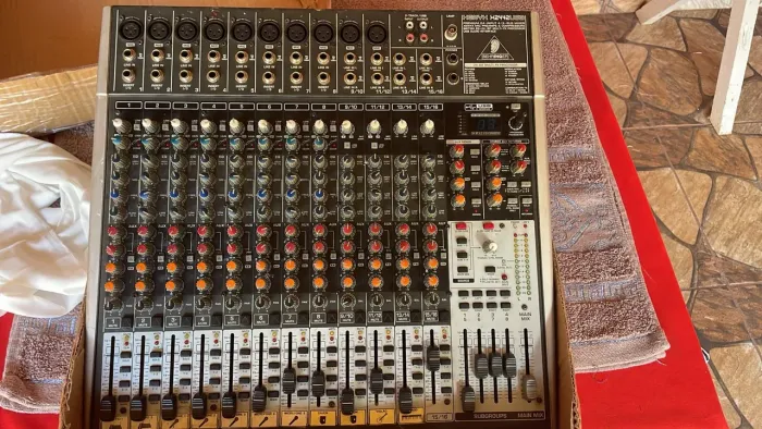 Mesa de som Behingr com interface de áudio 