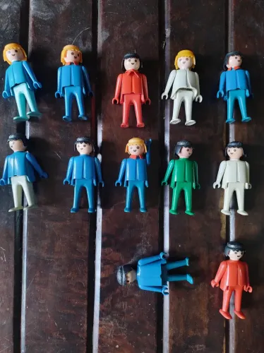 Lote de Playmobil troll com 11 bonecos perfeitos e um de brinde com o pé quebrado 