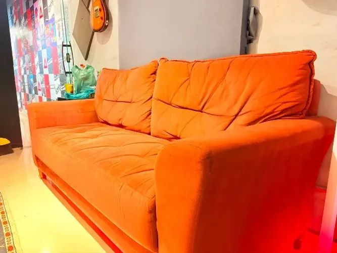 Sofá 3 Lugares Vermelho Suede - Estilo Retrô / Moderno (Lindo!)