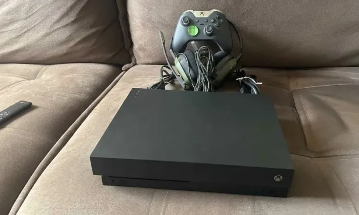 Xbox One X 4K HDR + Headset Astro A10 COD Edition + Controle Xbox Elite