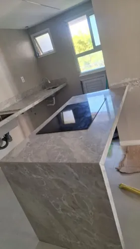 Trabalho com instalação de mármores e granito