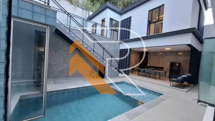 À Venda casa com 07 quartos em Itacoatiara, Região Oceânica, Niterói - RJ.
