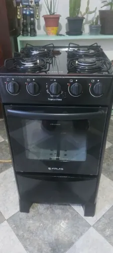 Vendo um fogão Atlas, tampo de vidro, funcionando perfeitamente. Valor 360.