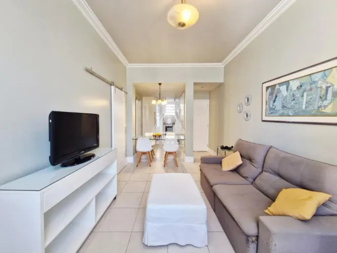 Apartamento reformado no Posto 10!