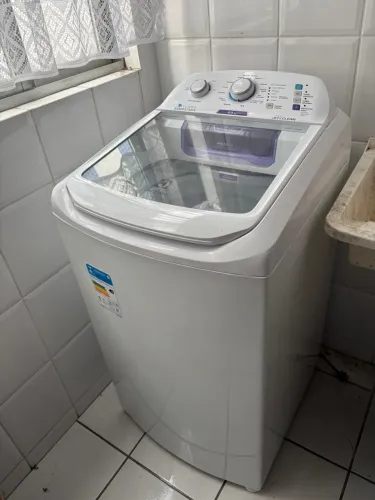 (Menos de 1 ano de uso) Máquina de Lavar Electrolux 8,5kg 220V - Impecável / Compacta
