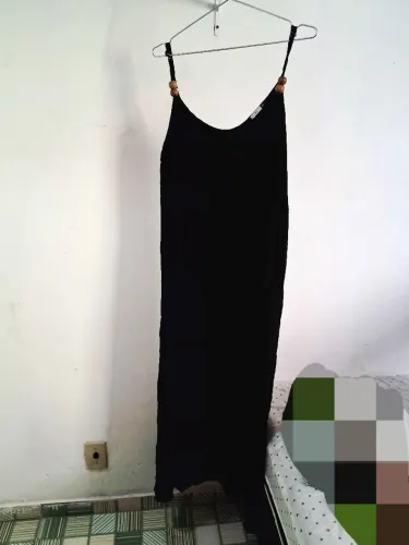 Vestido preto com alças.