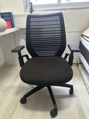 Cadeira Ergonômica de Escritório com Encosto em Tela (Mesh) - Excelente Estado