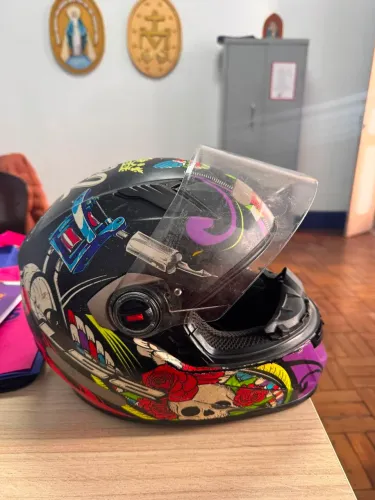 Capacete LS2 M Feminino <br>Caacetes2 M feminino algumas marcas de uso conforme foto
