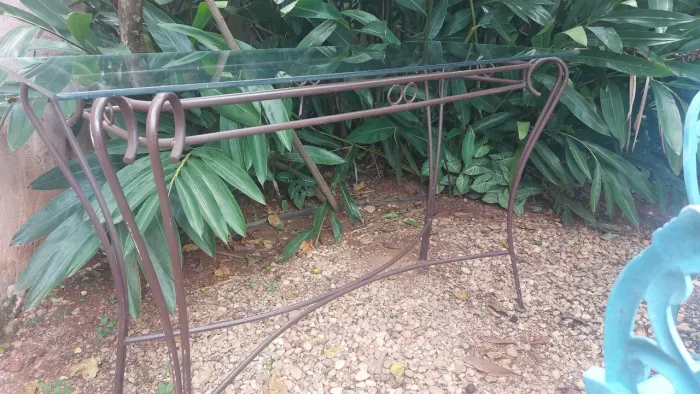 Belíssimo  aparador em ferro e vidro temperado 