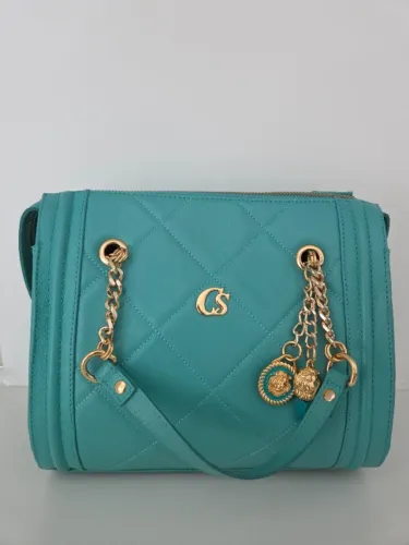 Bolsa de ombro Carmen Steffens turquesa com textura matelassê, placa de logo dourado "CS" 