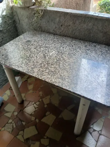 Mesa tampo de mármore sem cadeiras