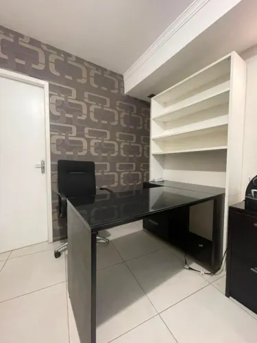 Mesa para escritorio ou quarto com estante.