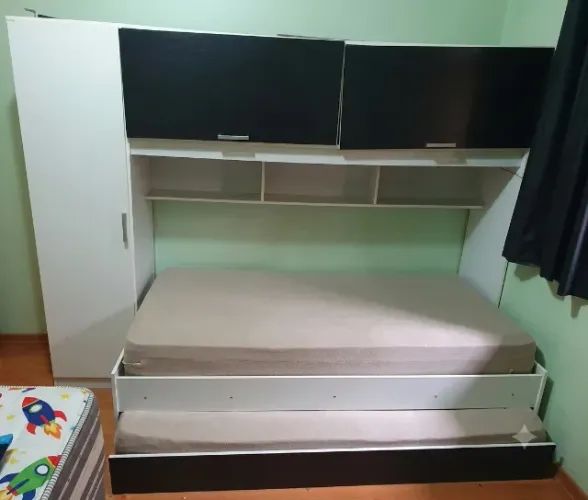 Cama de Solteiro Bicama com Guarda-Roupa e Armários Aéreos - Preto e Branco