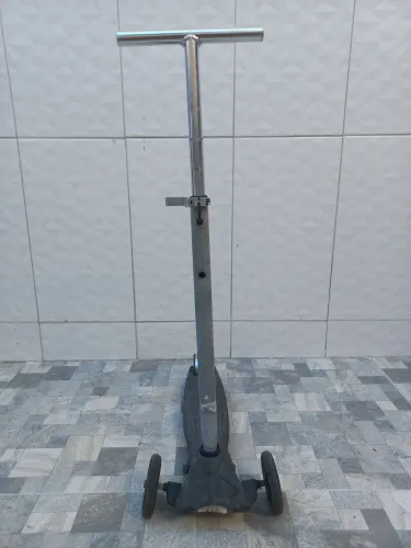 Vendo patinete de alumínio infantil 3 rodas.