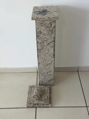 Mesa de canto com base em granito Santa Cecília/ amarelo Icarai
