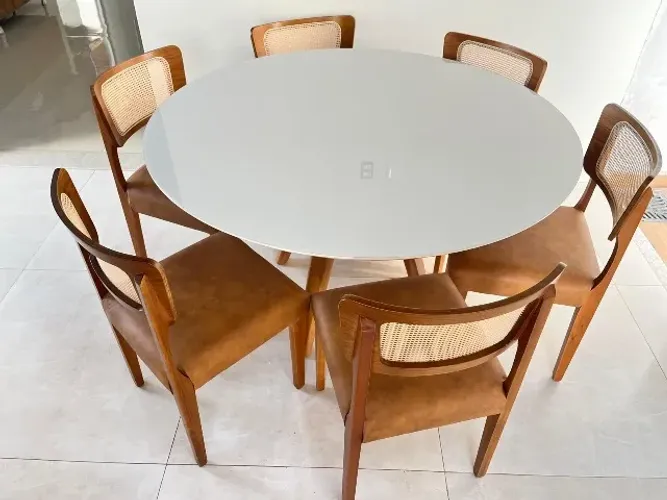 Mesa com cadeiras de madeira