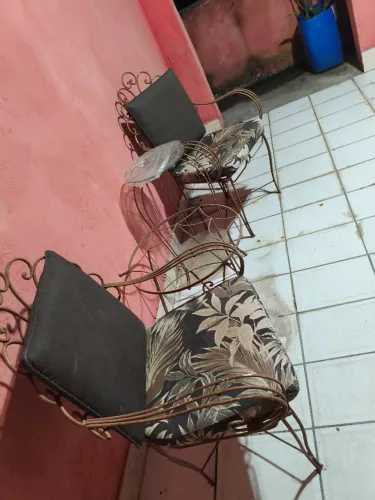 Mesa e cadeiras de ferro para sacada
