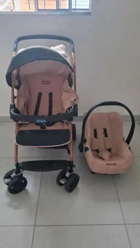 Carrinho de bebê com bebê conforto e base para bebê conforto