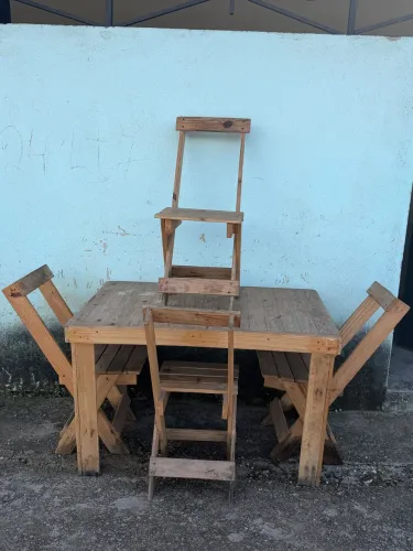 Mesa de madeira + 4 cadeiras
