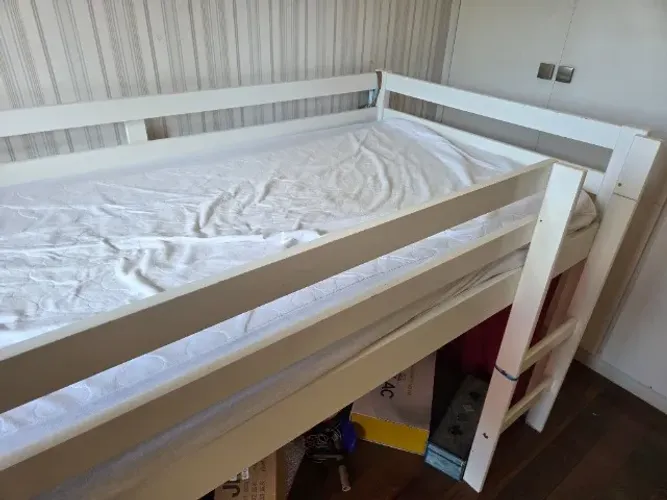 Cama infantil com escorregador