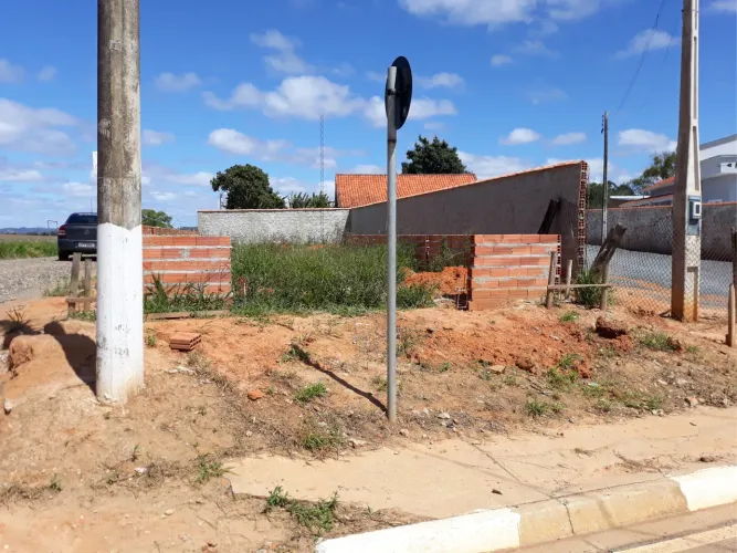 Vendo ou troco terreno de esquina no cercadinho alambrai Itapetininga *.