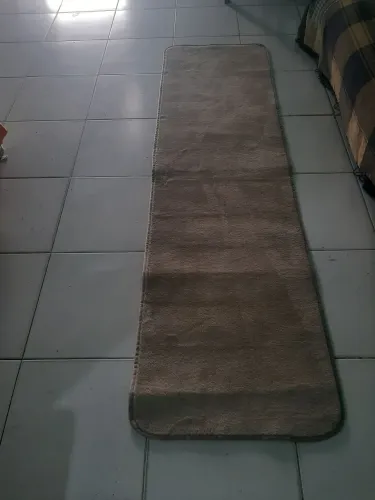 Tapete 100% poliéster, tipo passadeira marca Karpet. Novo sem marcas de uso.