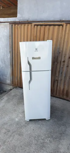 Geladeira 371 litros Electrolux semi nova toda original de fábrica 