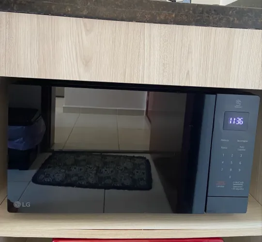 Microondas LG 30L preto espelhado