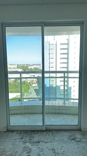 Portas de vidro com esquadria branca e trilhos