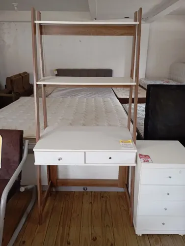 Escrivaninha com prateleiras