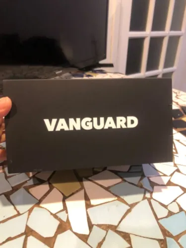 Óculos de sol Oakley Vanguard novo. Vem na caixa original com carregador.