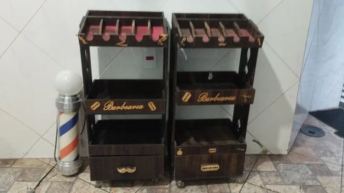 2 armarinhos Porta máquinas barbearia ? e 1 barber pole